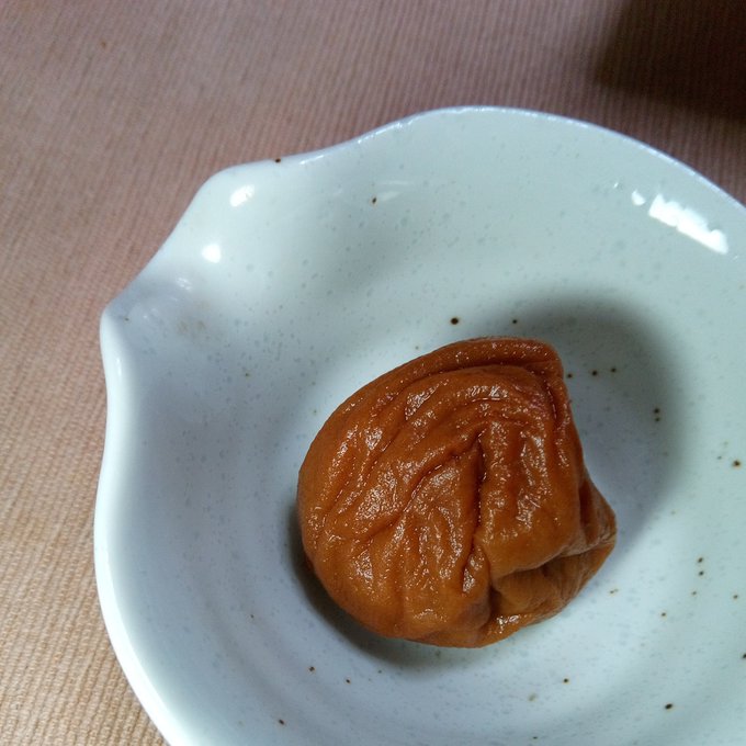 お世話になってる方から、例の梅干しいただきましたありがとうございます!
今日はご飯食べてしまったので、一粒そのまま食べますッパイ! 