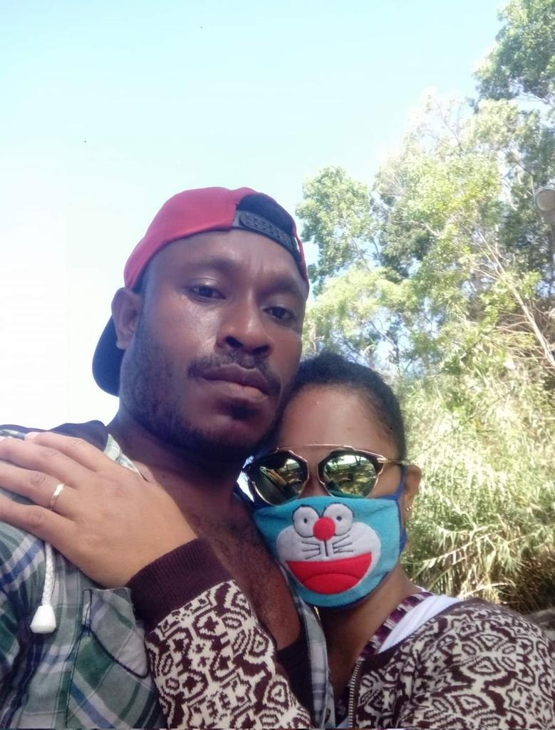 AppChech's tweet photo. Ternyata Kk ini De Pu Istri pertama  sama Perempuan yang De jadikan foto profil. dan dong su pu anak. trus istri kedua yang skarang De ada foto ini. sayangnya Istri pertama Z juga su Pake dia. haahah... Berharrap Z bisa cuki yg kedua lagi hahahahh..  Z tau Pace ini Nama Lenkap. https://t.co/XDv79tc46z