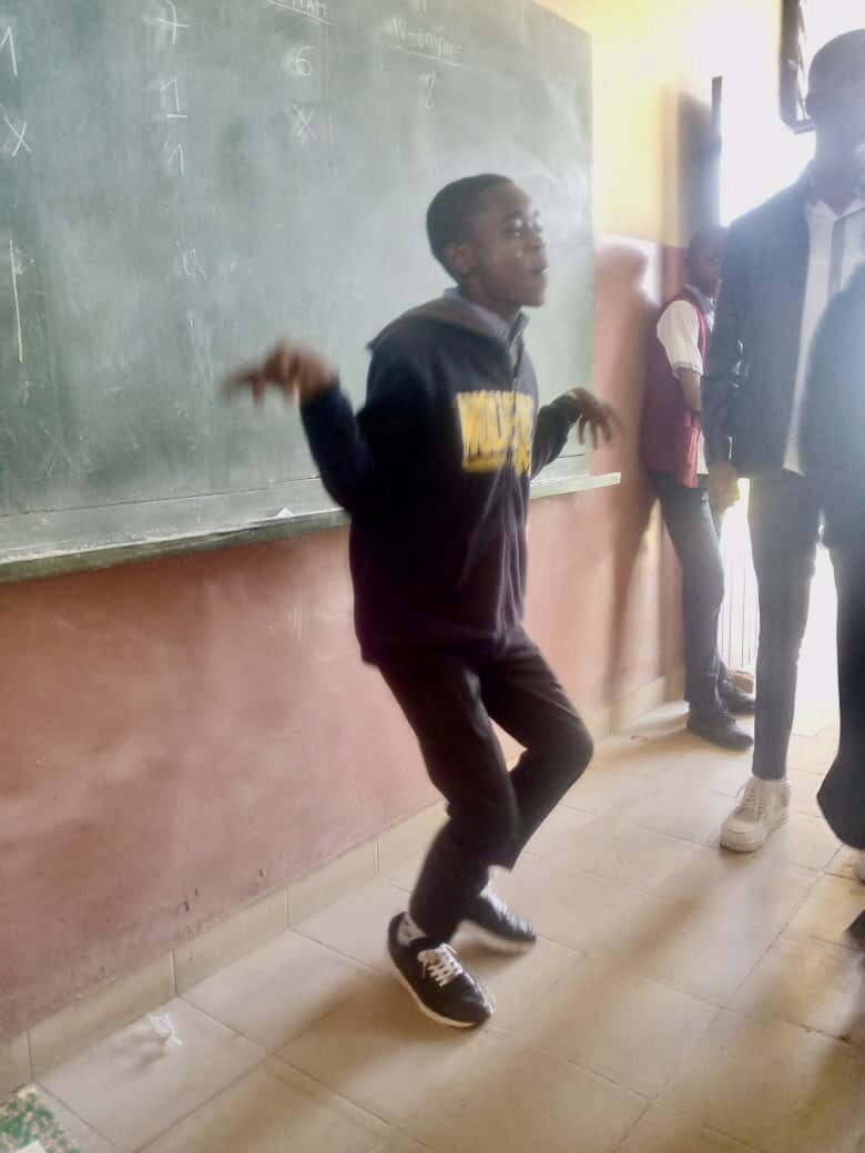 jmafuka05's tweet image. #YouthPowerclub #Kongocentral
📍Thème:Le jeu d’équipe pour mieux se connaître et favoriser une dynamique de groupe.

Les jeux d’équipe favorisent l’esprit d’équipe. Ils permettent de tisser un lien social très fort pour se découvrir, se dépasser et se construire.