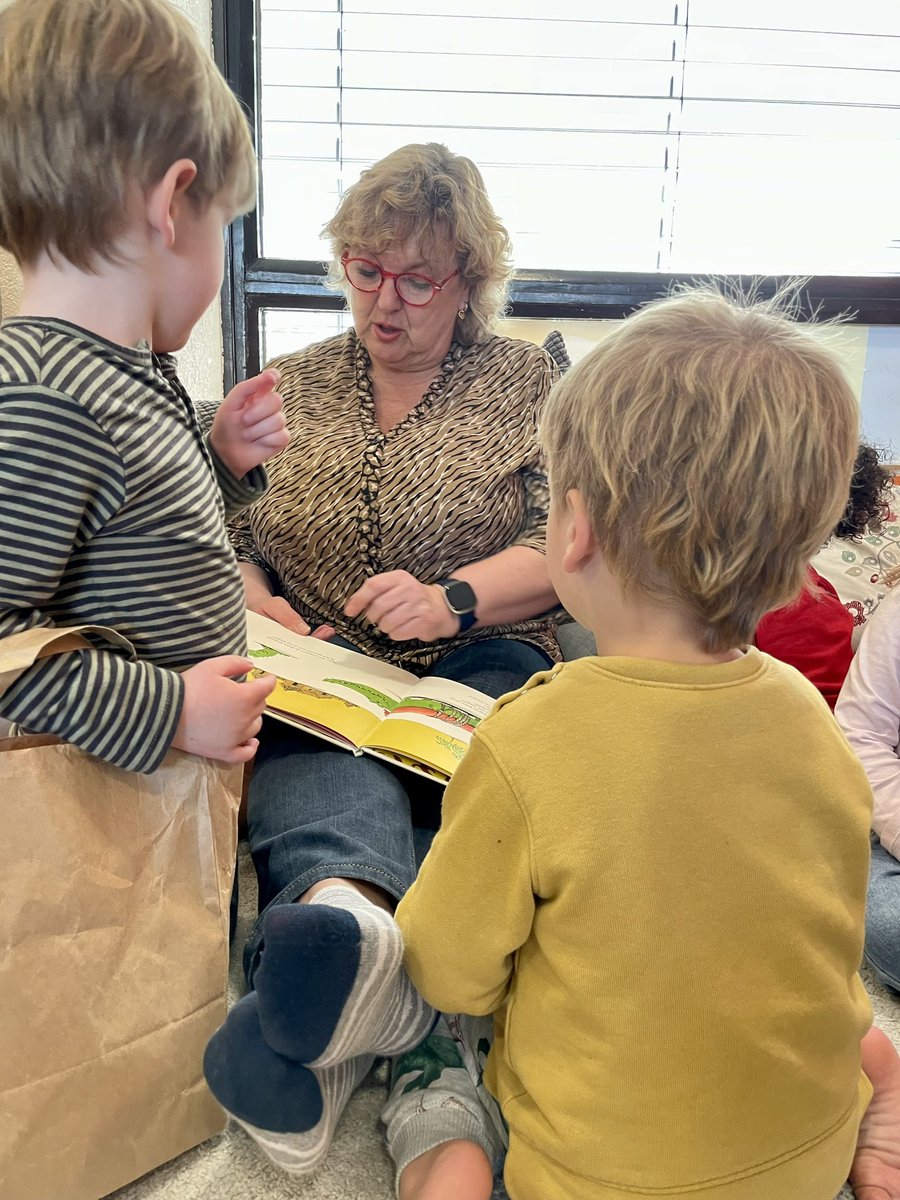 Hey, wat leuk! Wie is er op bezoek in de boekenhoek? Het is wethouder <a href="/petrazwang/">Petra Zwang 🌹</a> en ze leest voor uit ‘Ik zou wel een kindje lusten’. Gezelligheid op sokken! Samen beleven tijdens het voorlezen is het leukste wat er is! 😊 #denationalevoorleesdagen #leesplezier #samenbeleven