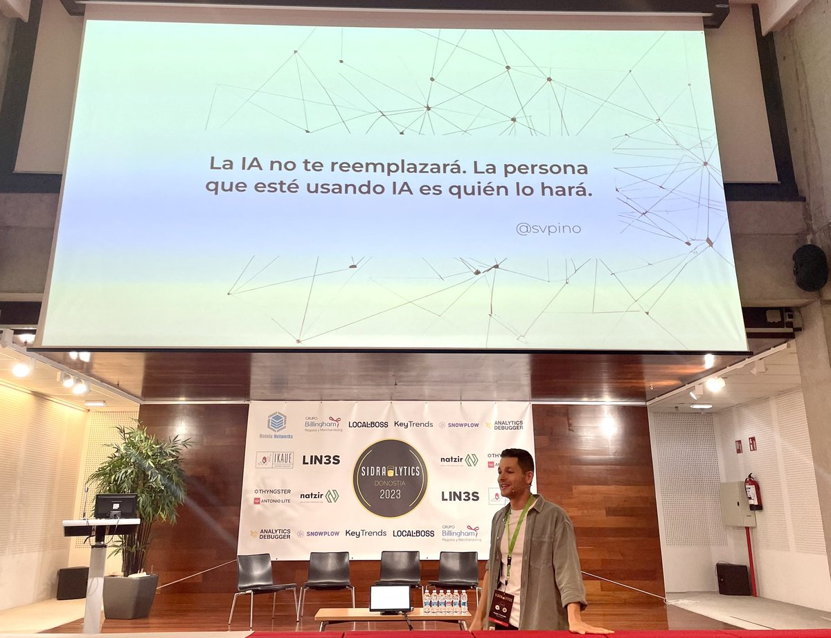 🤯 Alucinando con los usos de #GPT que nos enseña <a href="/natzir9/">Natzir</a>. No sé si tengo miedo o me ha gustado 😳😅   #sidralytics