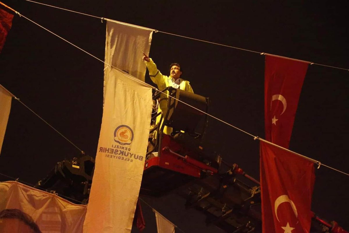 Ak Partisi Genel başkanı gelecek diye,
Denizli Büyükşehir Belediyesinin personel açığını kapatmak üzere canla başla çalışan bu arkadaşı çıkardınız mı ? ❗️
Çalış çalış ,
Tayyip bey seni bi daha yazcek…
#CahitÖzkan