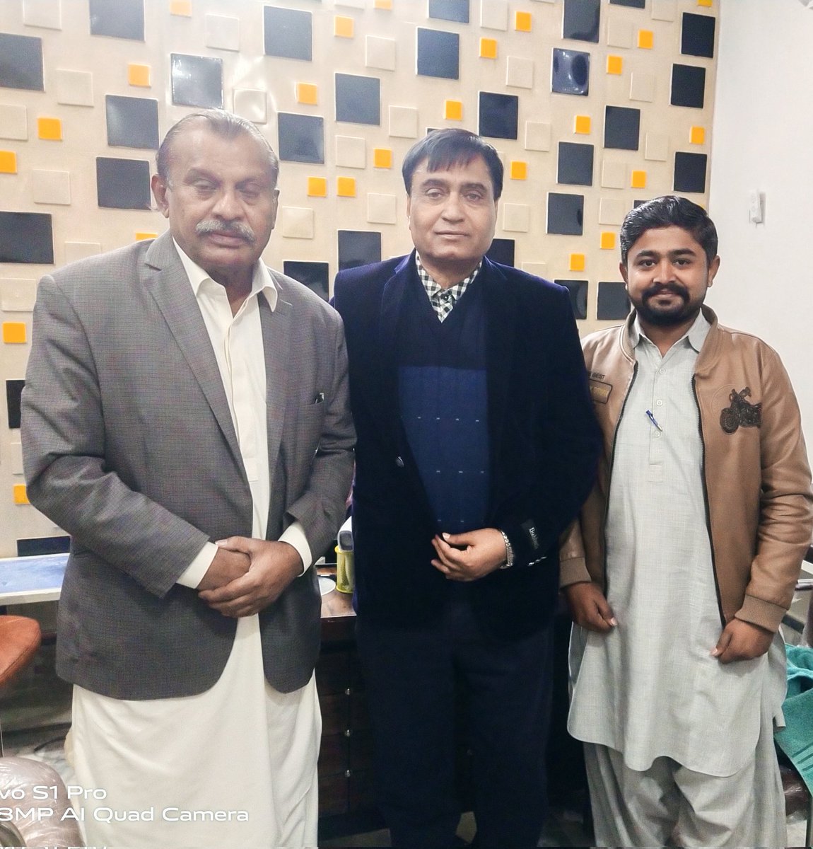 AmreshKMitho's tweet photo. صوبائي صلاح ڪار ڊاڪٽر کٽو مل ج��وڻ ۽ اڳوڻي DHO ڊاڪٽر گورڌن داس سان گڏ خُوشِ گوار موڊ ۾ ڪچهري کانپوءِ يادگار گُروپ فوٽو https://t.co/m8MYevX9zA