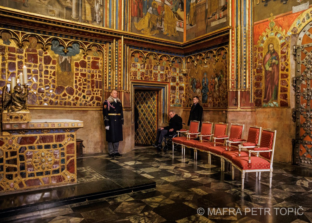 Miloš Zeman ukládá korunovační klenoty.