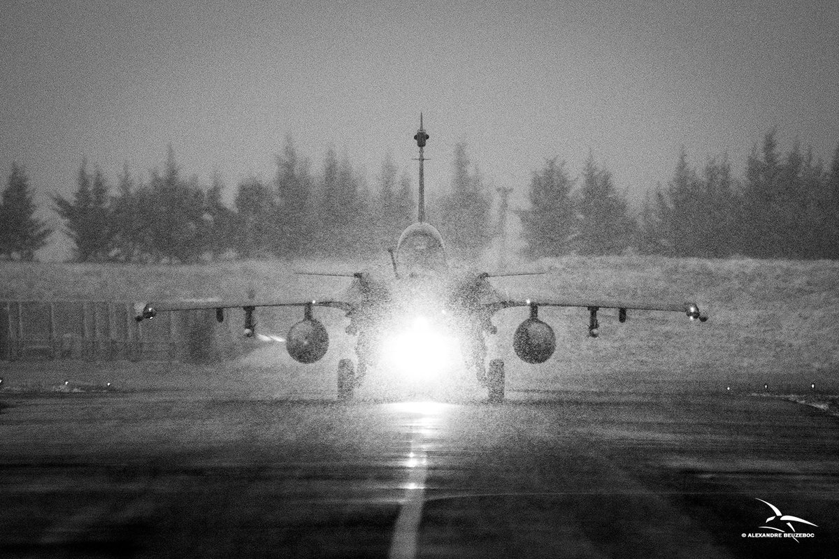 EscadronsChasse's tweet photo. Un #Rafale avec un équipage de l'#EC1_4GASCOGNE roule vers l’entrée de piste. Ils partent réaliser un vol représentatif d’une mission réelle de dissuasion nucléaire. Outre son armement défensif conséquent, l’avion emporte un missile ASMP-A non-armé.
La météo importe peu. https://t.co/dE6L8DDDUP