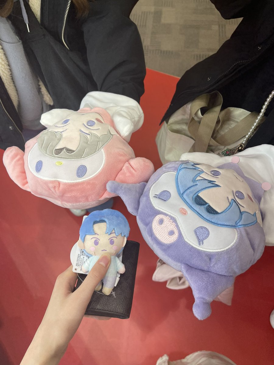 __hwang_7's tweet photo. ずっと狙ってたサンリオコラボ🤍！
どうしてもどよちが欲しくてマスコットは取れたけどパペットは閉店まで粘ったけど取れなかったㅠㅠ
でも隣でやってたかわいいシズニちゃんたちが応援してくれて心温まったし、初対面なのに絆生まれた
共に戦った戦友のシズニちゃんたちありがとう🐰 https://t.co/n63IXLJV9e