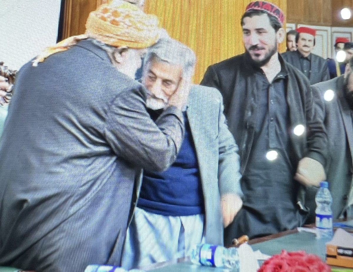 SaleemKhanSafi's tweet photo. باچا خان اور ولی خان کی برکتیں ۔ ایمل ولی خان کی دعوت پر مولانا فضل الرحمان، غلام احمد بلور اور منظور پشتیں ایک سٹیج پر ہنستے مسکراتے ۔ کسی نے کسی سے لڑائی کی اور نہ تنقید ۔ https://t.co/mkZ6ExNVNt