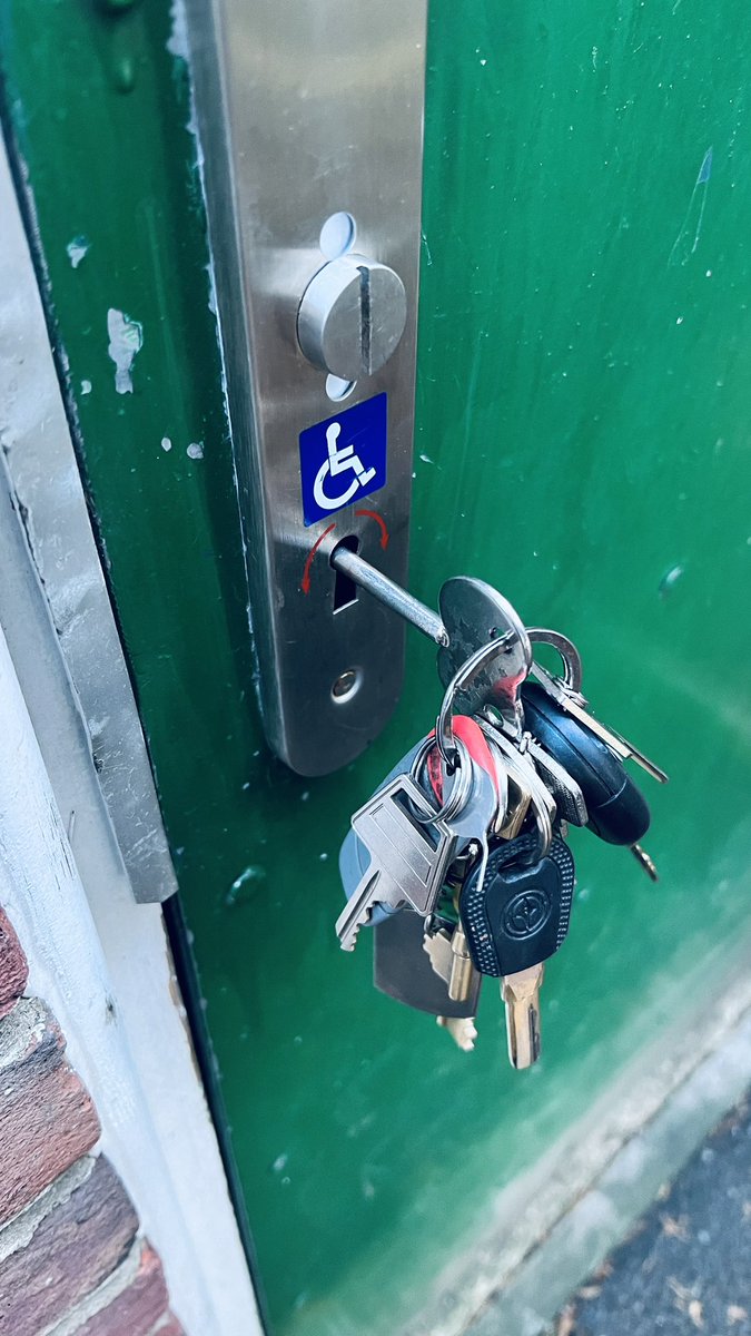 Hellygreenie's tweet photo. @flickhwilliams @sheridan100_a Same in Broomfield Park courtesy of @EnfieldCouncil #lockchange https://t.co/9ebw0B6TOc