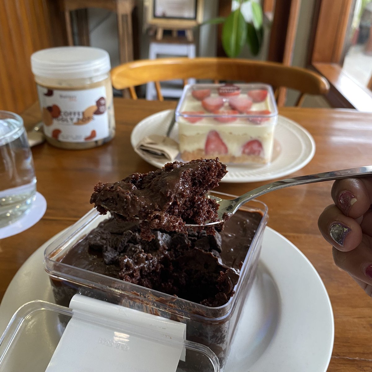 FIX INI DESSERT TERENAK SE JOGJAKARTA😭

Pliss kalian klo ke Jogja atau lg di Jogja… mampir ke tempat satu ini, terserah mau beli di ojol atau dtg langsung, pokoknya wajibb beli ini😭 cakenyaa semuanya enak!! Moist bgt… 1000/10 tumben2 gw suka cake😭

📍Butterhour, Bumijo
$ 50k