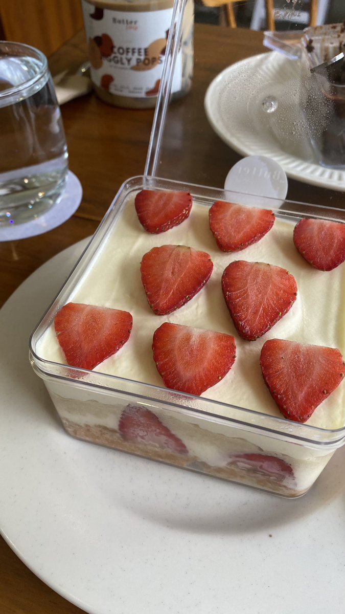 besoksenen's tweet photo. FIX INI DESSERT TERENAK SE JOGJAKARTA😭

Pliss kalian klo ke Jogja atau lg di Jogja… mampir ke tempat satu ini, terserah mau beli di ojol atau dtg langsung, pokoknya wajibb beli ini😭 cakenyaa semuanya enak!! Moist bgt… 1000/10 tumben2 gw suka cake😭

📍Butterhour, Bumijo
$ 50k https://t.co/j3yw1EMn0N
