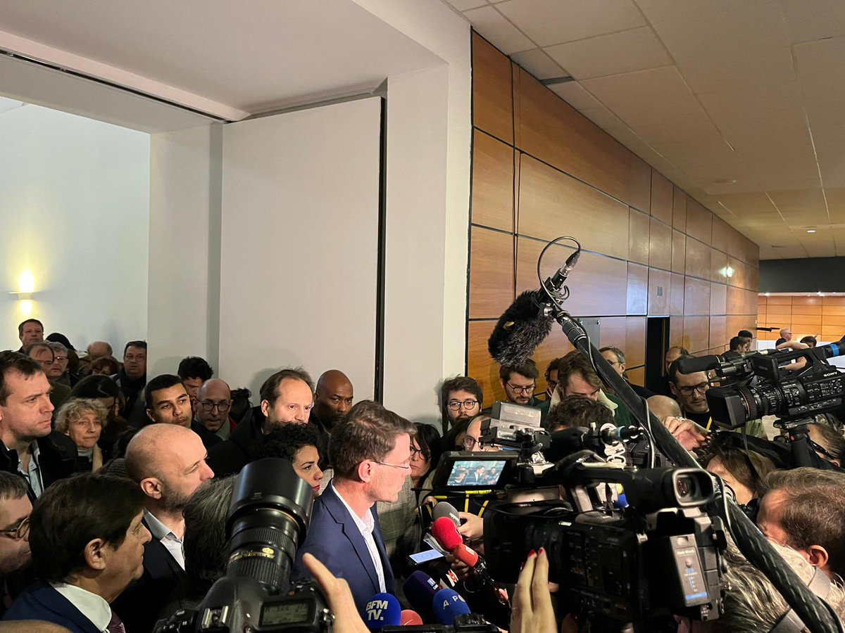 « Vous vous attendiez peut être à un congrès de combat des chefs, mais nous, nous sommes des chefs au combat »  

L'intérêt supérieur de la gauche, c'est que le Parti socialiste retrouve ses couleurs ✊🌹