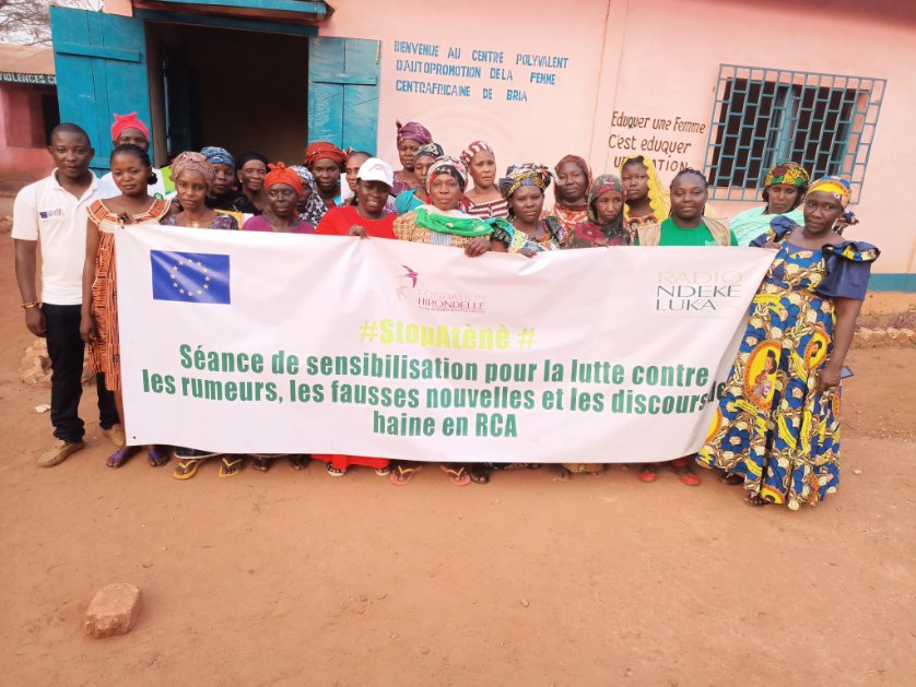 cyrille_yapende's tweet photo. La @FondHirondelle/@RadioNdekeLuka sensibilise les autorités locales et les femmes leaders de #Bria (centre-est) sur les notions de la désinformation, les rumeurs et les discours de haine en #RCA. 
@UEDouglasCarp 
@AbaloOuboule 
@vianney_ingasso https://t.co/QpiTb4T7qW