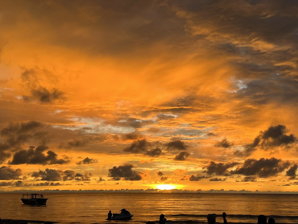 nr_ihsn's tweet photo. Sunset in Tanjung Aru,Kota Kinabalu💯 https://t.co/1350QMhMch