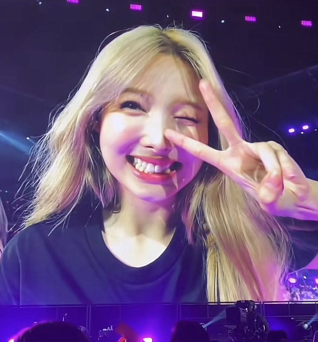 imyeonnz's tweet photo. she’s the most precious girl ever 🙁💜 https://t.co/3vIRl7Yqz2