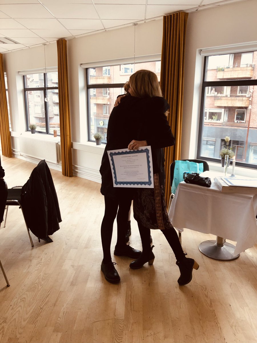 CilleSchunck's tweet photo. Certifikatet er mit nu, og jeg må nu officielt kaldes for hypnoterapeut.❣️Jeg lader de andre feste videre i Vejle, og haster nordpå til min bedstemors 95 års fødselsdag. 
#hypnoterapi #hypnoterapeut #hypnosehusetdanmark https://t.co/0JL8Ms3LaI