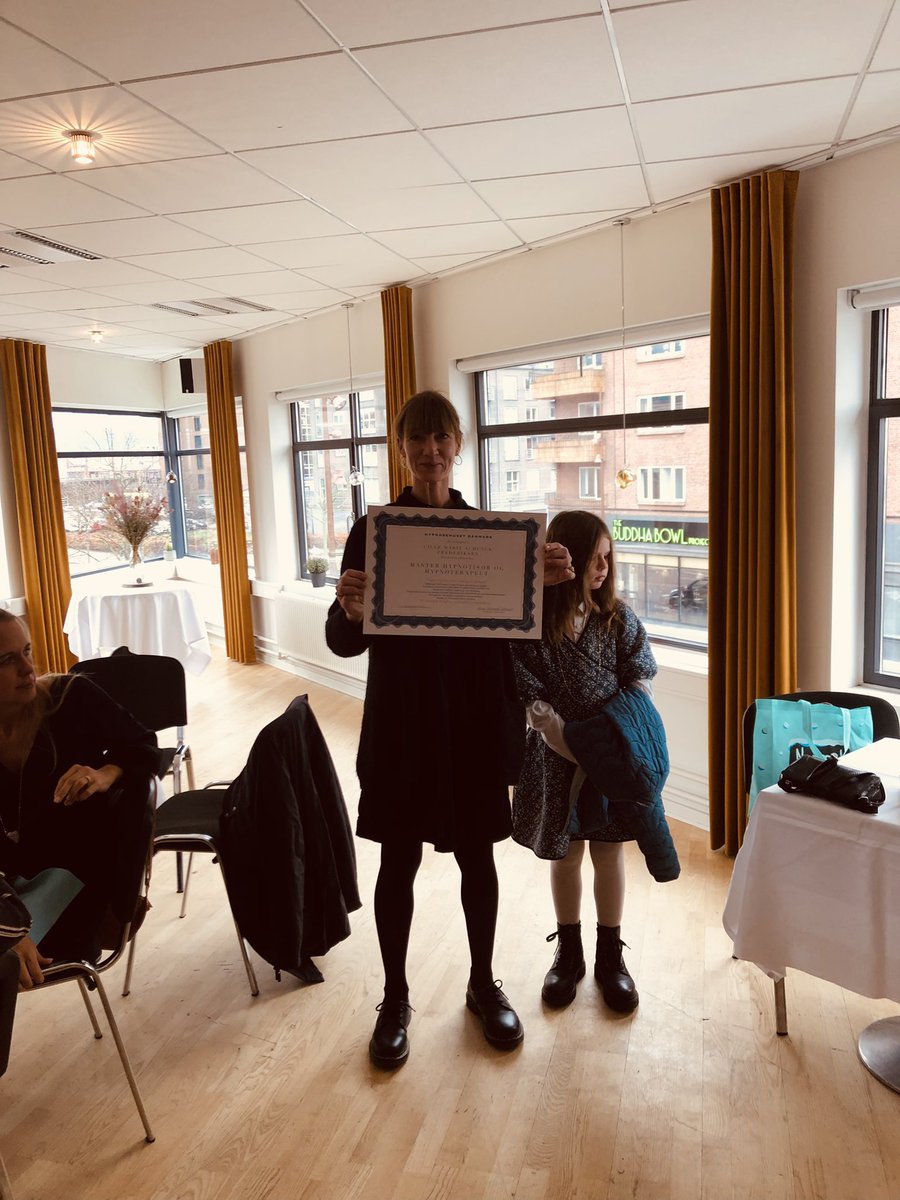 CilleSchunck's tweet photo. Certifikatet er mit nu, og jeg må nu officielt kaldes for hypnoterapeut.❣️Jeg lader de andre feste videre i Vejle, og haster nordpå til min bedstemors 95 års fødselsdag. 
#hypnoterapi #hypnoterapeut #hypnosehusetdanmark https://t.co/0JL8Ms3LaI