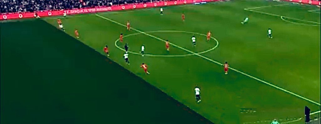 firatgunayer's tweet photo. Hakem tartışmasından bağımsız,VAR 'ın teknik kısmıyla ilgili bir sorum var.

Aboubakar'ın golü öncesi,akan oyunu çeken kamerada en sağdaki Muleka,ortadaki stopere göre bariz gerideyken, VAR'da nasıl ileride oluyor?

Bunu sadece açı kaynaklı göz yanılmasıyla açıklamak mümkün mü? https://t.co/X4sAdTy8Rp