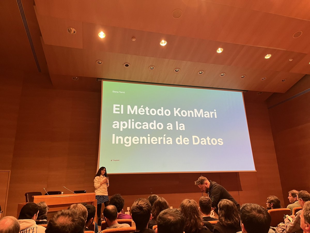 raquelbars's tweet image. Lleno total para @BytesAndHumans en la #bilbostack2023 🐥🤍