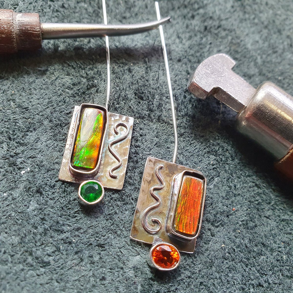 Back at the bench after 2 days stewarding in the galleries. Just finishing up these ammolite emerald and citrine earrings.

#UKGiftHour #UKGiftAM #shopindie #handmade #handmadejewelry #handmadeuk