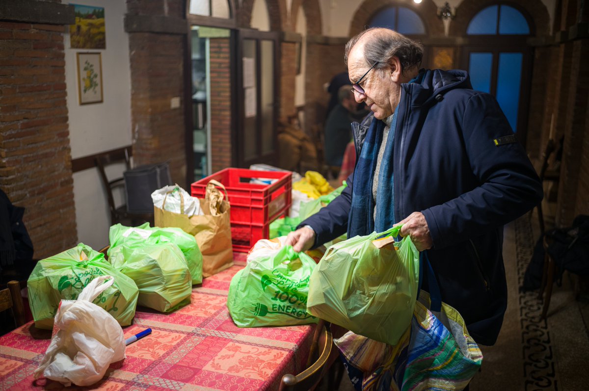 pernaselci_'s tweet photo. Ogni martedì sera a #PalazzoMigliori decine di volontari della comunità di Sant'Egidio (@santegidionews) preparano e distribuiscono pasti e coperte per i senzatetto a piazza San Pietro. Un piccolo gesto può fare la differenza. #OsservatorediStrada #emergenzafreddo @oss_romano https://t.co/XsAQbRsJK4