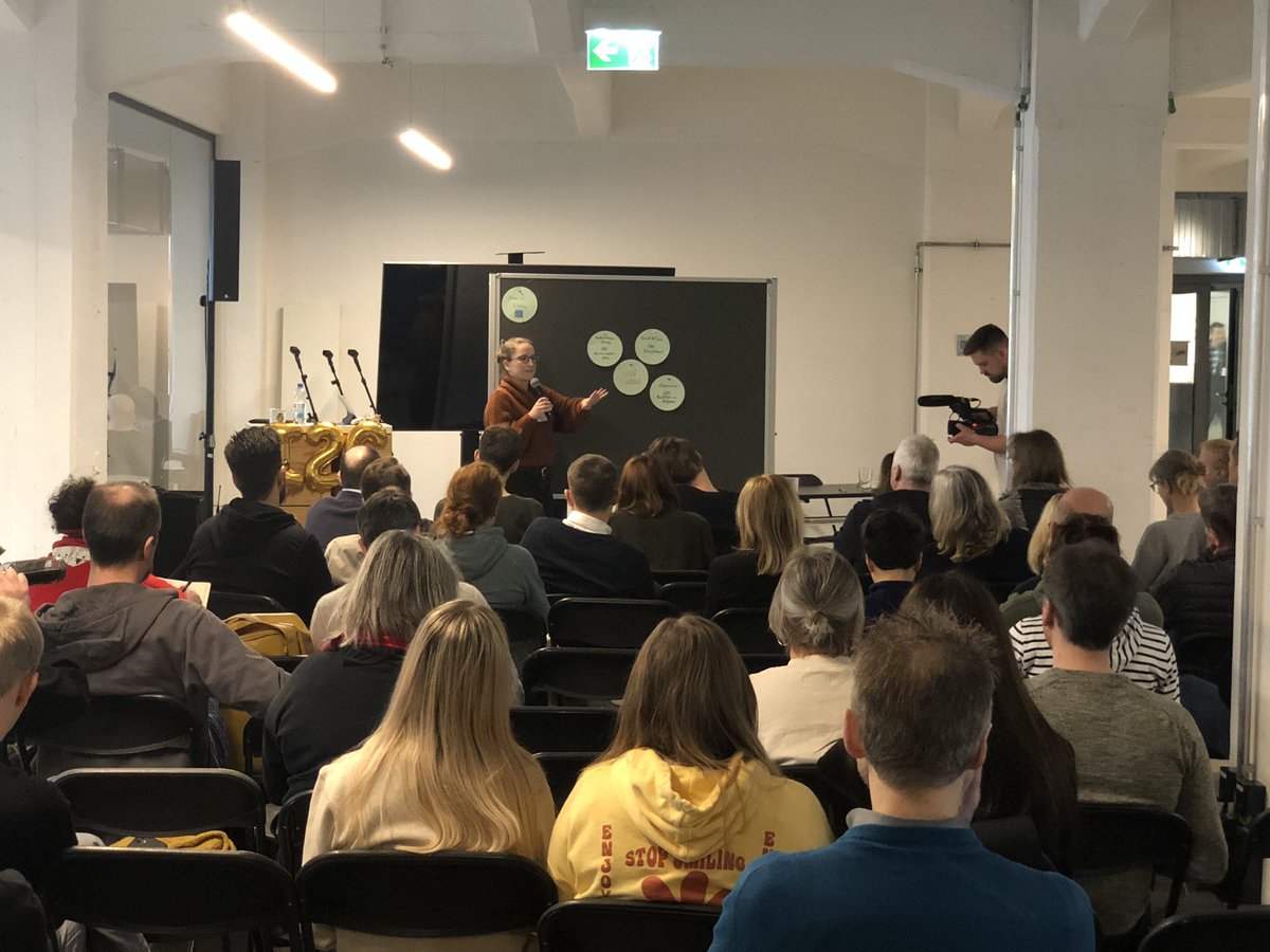 Session 2 - Maria Lusky berichtet über ihre Erfahrungen im lean change management. Es gibt Dinge die funktionieren nicht, manches funktioniert. Wichtig ist, Erfahrung sammeln und daraus lernen. Ihr Tipp co-creation / #i2c23