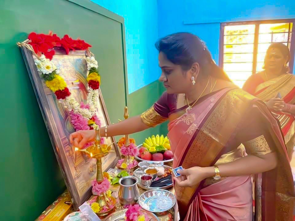 drsharmilasekar's tweet photo. கோயம்புத்தூர் மாநகராட்சி வார்டு எண் 38-க்கு உட்பட்ட சிக்கராயபுரம் தொடக்கப்பள்ளியில் ரூ.5 லட்சம் மதிப்பீட்டில் வகுப்பறைகளுக்கு மேற்கூரை கான்கிரீட் தளம் அமைத்து முடிக்கப்பட்ட பணியினை மாணவ-மாணவிகள் பயன்பட்டிற்காக குத்துவிளக்கேற்றி தொடங்கி வைத்த போது... https://t.co/xDhUY0DD0y