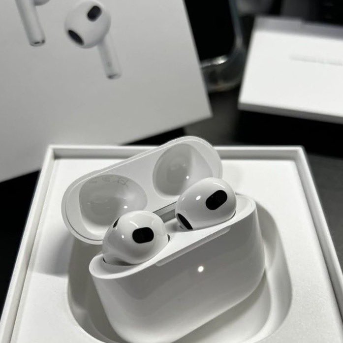 worksfess's tweet photo. Work! Saranin merk headset blutut (airpods) tapi yg versi murah &amp; bagusnya dong🙏🏻 harga 150 atau 200 gituu. gaenak diliatnya klo kerja pake headset kabelan https://t.co/mNhPG6aQOf