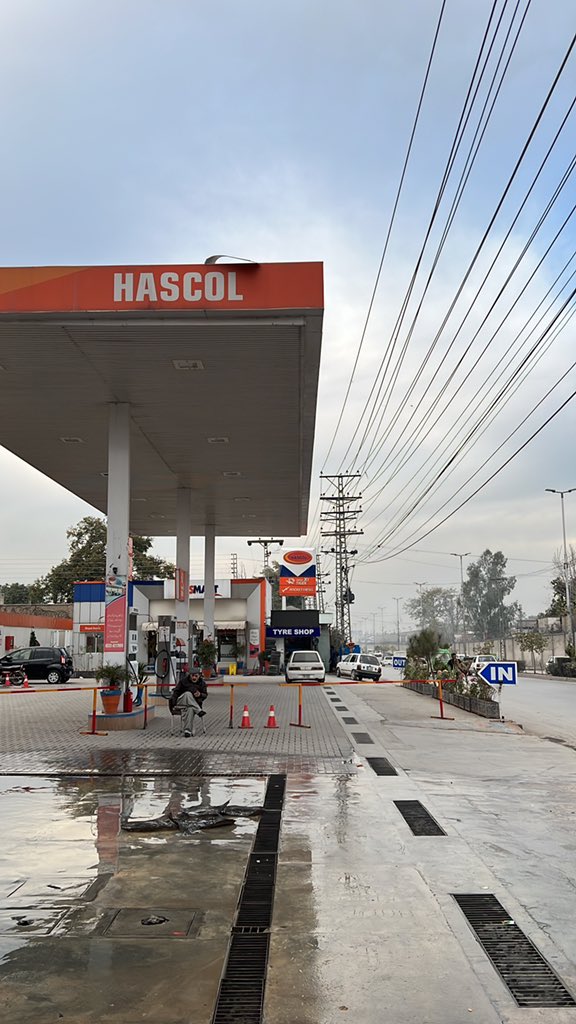 Asilentsoldier's tweet photo. It is in front of noor khan air base on rawal road. Knowing that prices are going to increase after 31 jan. They have stopped service. This is state of affairs. Concerned quarters should take notice. @DCRawalpindi @RwpPolice @CMPunjabOffice https://t.co/n2tLP4edpG