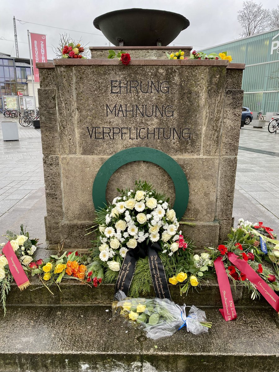 Zusammen mit Bürgermeister André Stahl, Alt-Bürgermeister Hubert Handke, <a href="/DanielSauer73/">Daniel Sauer</a> und vielen Bernauerinnen und Bernauern haben wir der Millionen Opfer des Holocaust gedacht. #WeRemember