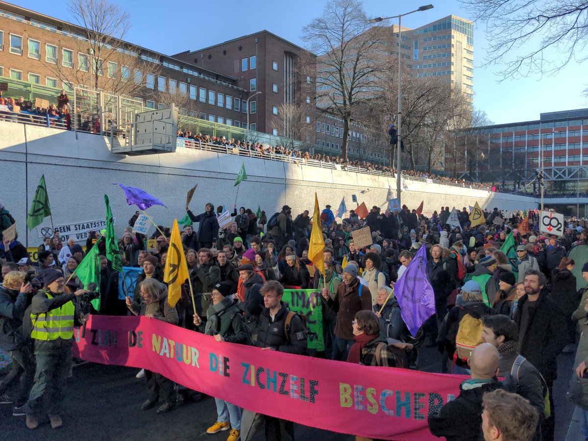 NLRebellion's tweet photo. ***UPDATE*** Zeker 1000 demonstranten staan op de #A12 en nog vele honderden meer demonstreren boven langs de tunnelbak. Nederland is klaar met #FossieleSubsidies! Jaarlijks 17,5 miljard euro voor fossiele grootvervuilers. Een grof schandaal! https://t.co/fVbEhWno3d