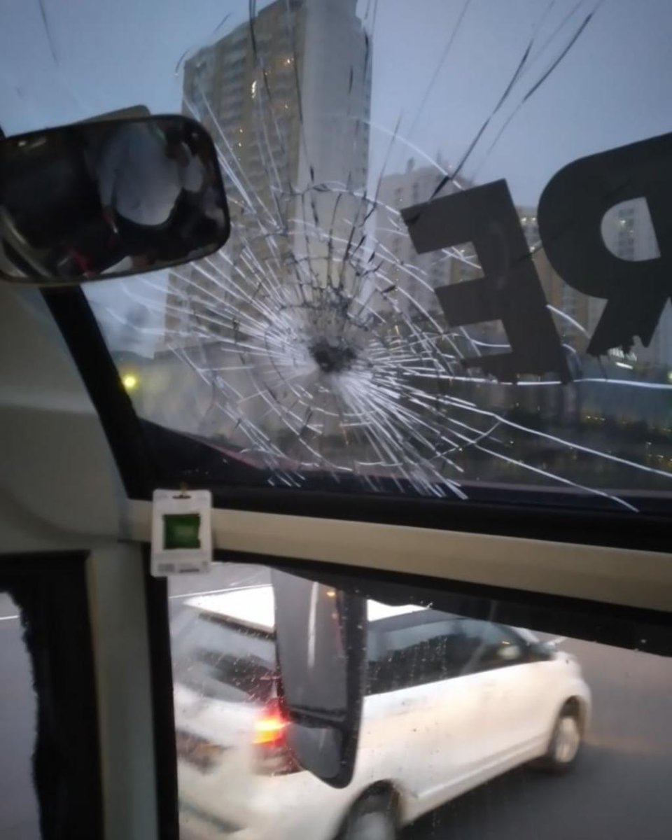 pagarhijaumnhn's tweet photo. Bus yang mengangkut pemain PERSIS Solo mengalami pelemparan oleh oknum suporter Persita. 

Masihkah tidak ada sepak bola seharga nyawa manusia? https://t.co/mk1FHBdnYa