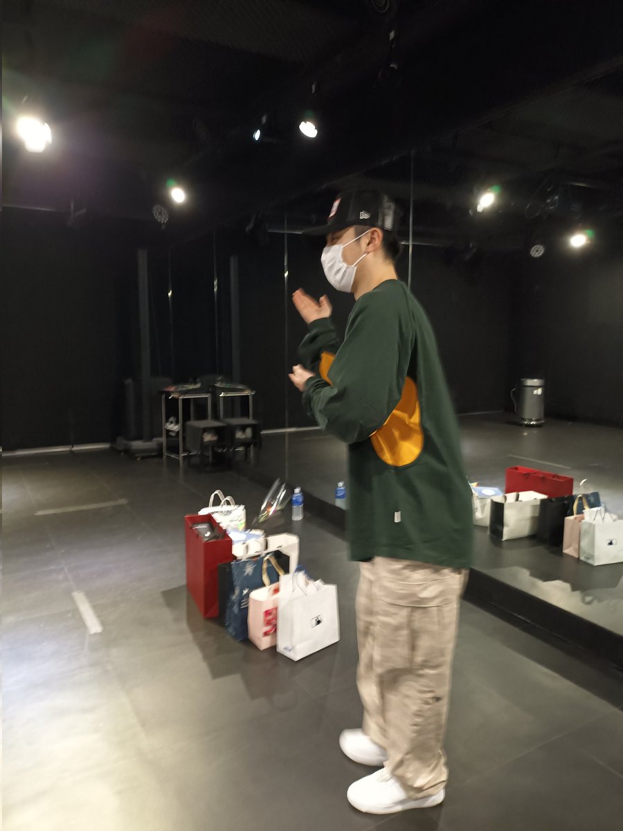 엉거주춤 -> 엄지척 -> 쁘이 -> 뭐 여기 합성이라도 해야하는 거 아닌가요?