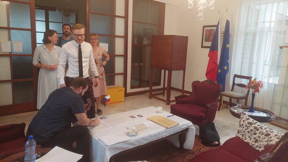 CZAmbAccra's tweet photo. Volební místnost se na ZÚ Akkra otevřela i dnes a hned od rána se utvořila fronta. Neváhejte a přidejte se do ní! https://t.co/dbumylSjvb