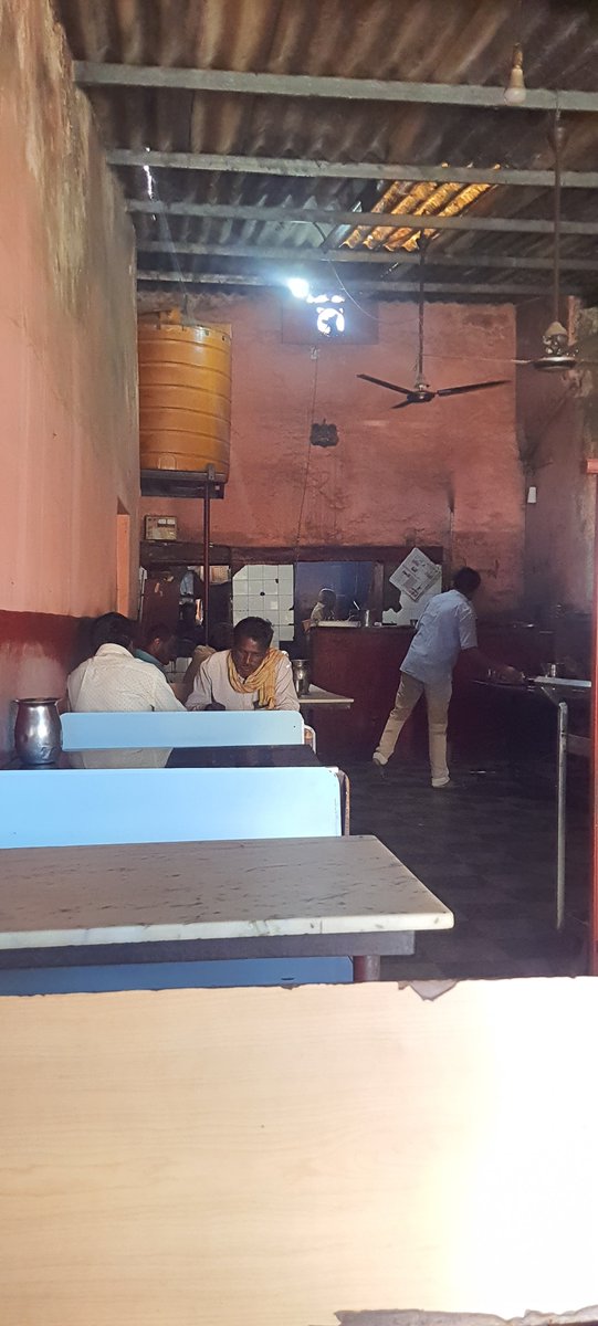 PKumarNammaMysu's tweet image. Had delicious #dosa  at Shabari Hotel #Hunsur, thanks @ravikeerthi22 for sharing this hotel info. 50 years old hotel. Hotel owner was very kind, though the dosa counter was closed, he personally made dosa for us. Thanks @Prashanth_S26 taking me to this hotel.