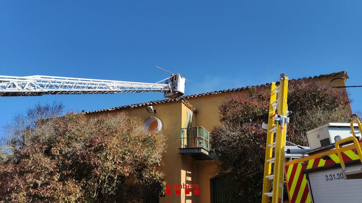 bomberscat's tweet photo. Estem treballant en l'extinció d'un incendi a l'edifici d'una casa de colònies de Rocallaura, Vallbona de les Monges (avís 09.42h). Han cremat matalassos d'una habitació de la planta superior i l'aïllant de sota coberta. 

Està apagat i estem revisant la zona amb 5 🚒 #bomberscat https://t.co/VMwuT1f7he