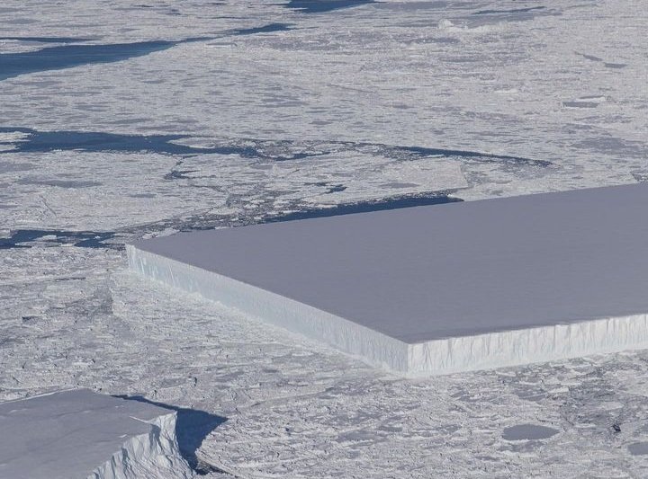 NataliaVartan's tweet photo. Eso que vemos en la imagen es un iceberg tabular. Un descomunal trozo de hielo de más de un km. de extensión y de bordes increíblemente rectos. La foto fue obtenida en 2018 por una misión de la NASA cuyo objetivo es investigar la evolución de las masas de hielo en la Tierra ⬇️ https://t.co/r5d7ldx2uH