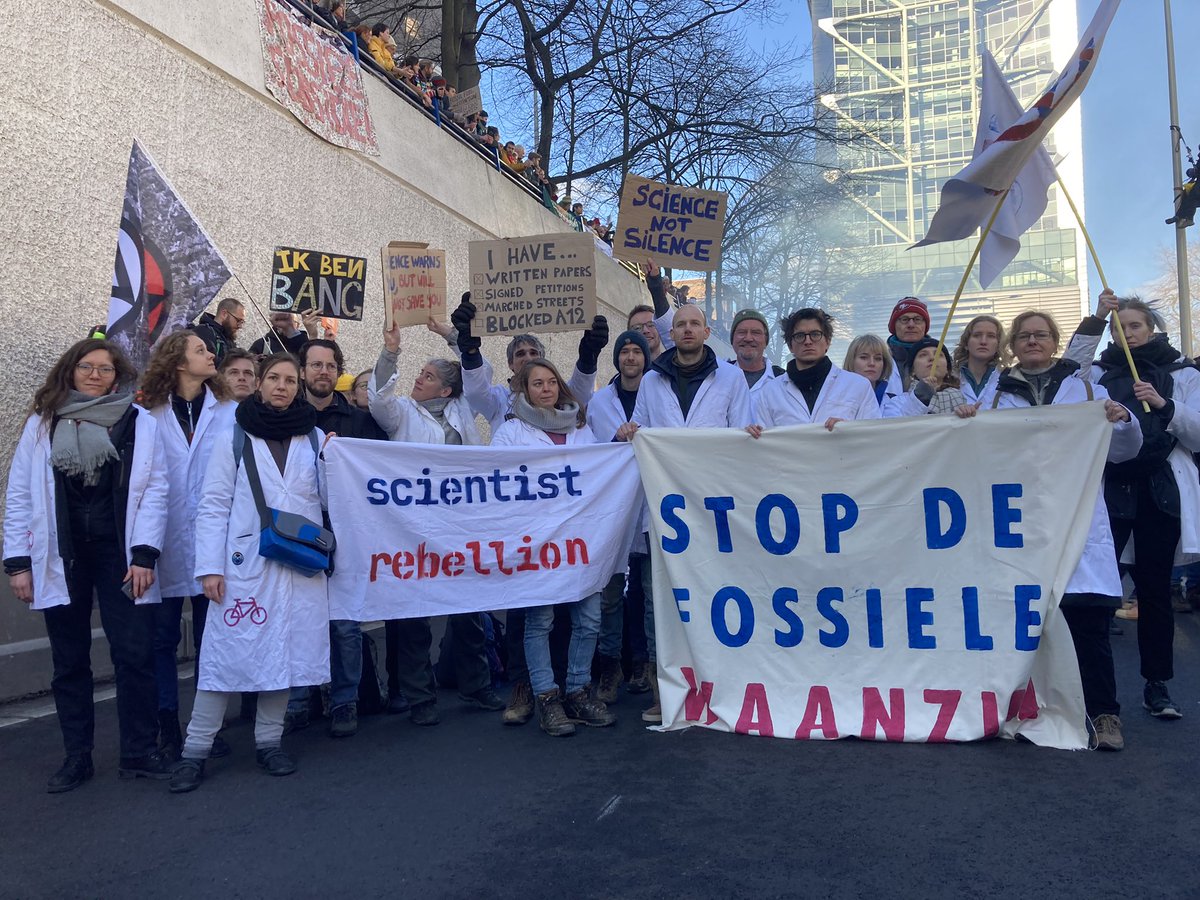 The Dutch government spends billions subsidizing fossil fuels, which is unacceptable in a climate emergency. Dozens of scientists are today at @NLRebellion’s action protesting this moral and economic madness. We must move out of the labs and into the streets. Time is short.