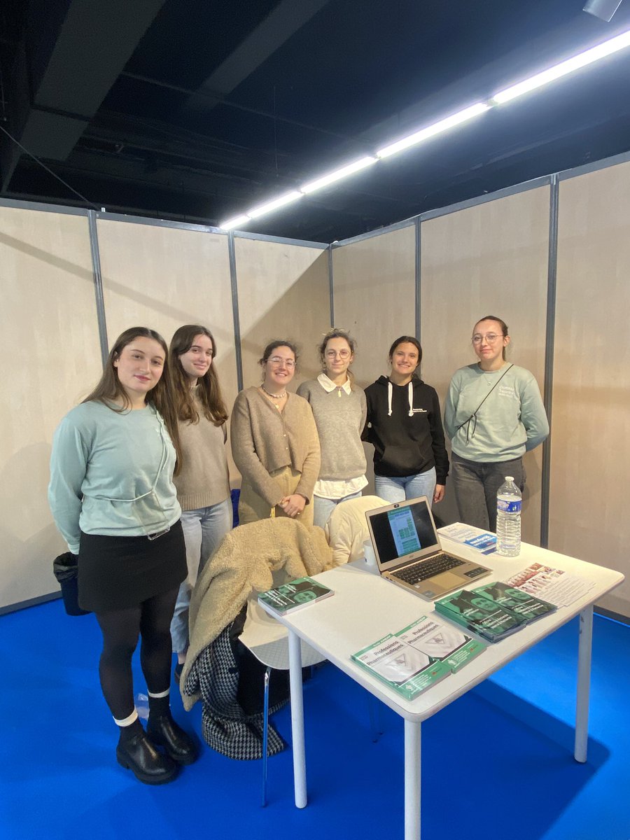 Valentine_dSv's tweet photo. #PDEP | Présente pour @Pharma_ANEPF au #Studyrama de Paris avec les associations @Pharma_CEPPV et  @AeppsPxi 🐍

🔹Présentation des études de #Pharmacie👩🏽‍🎓
🔹Explication de la diversité des métiers👩🏻‍🔬

Ravie de parler #orientation, et de présenter notre futur métier et nos études📚 https://t.co/oBUEhNa0K4