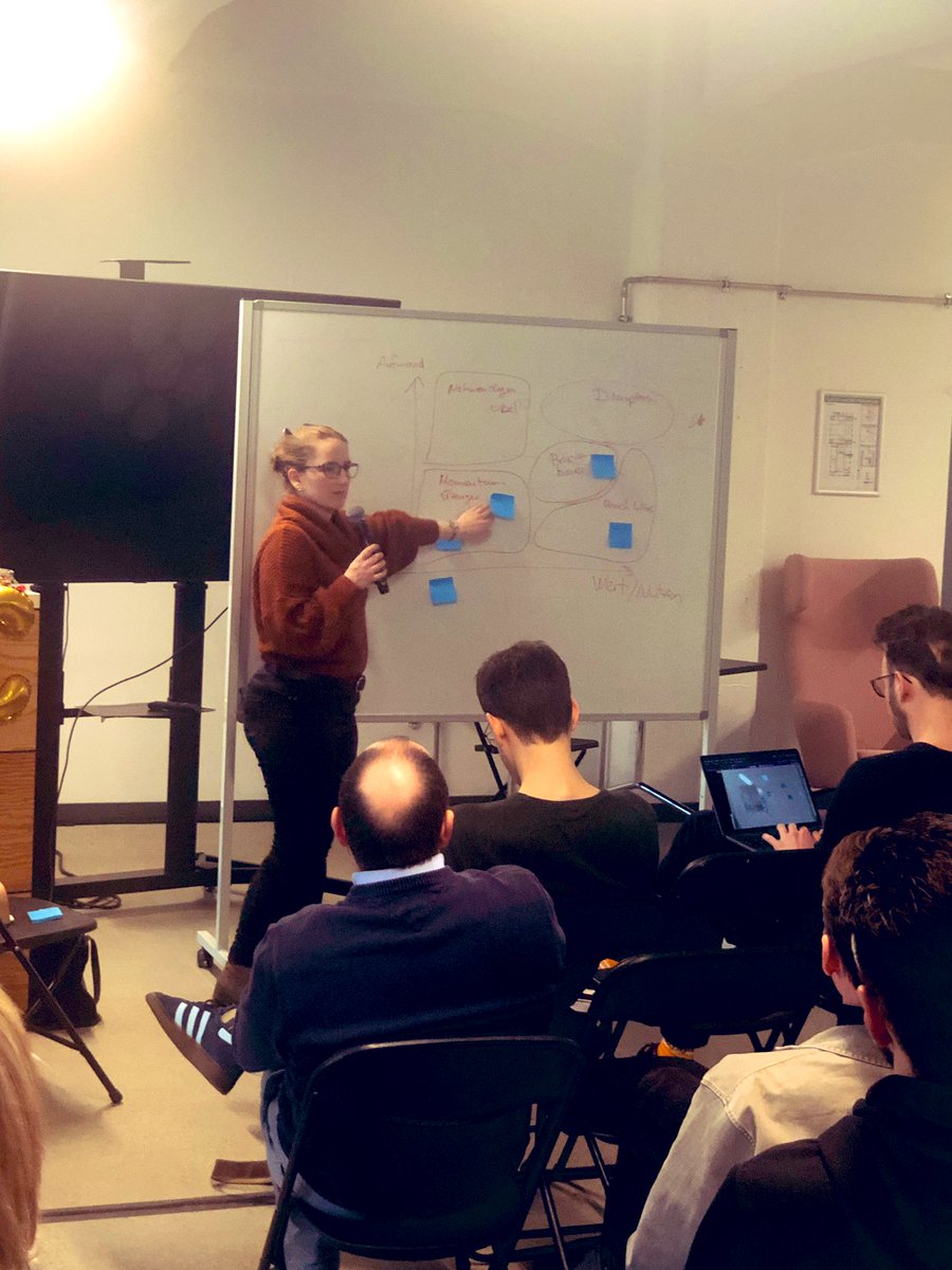 Cool, Board statt PowerPoint.
Maria Lusky erklärt uns ihr Vorgehen im Lean Change Mgmt in ihrer Session mit dem Stift und Haftnotizen.
Super 👍  #i2c23