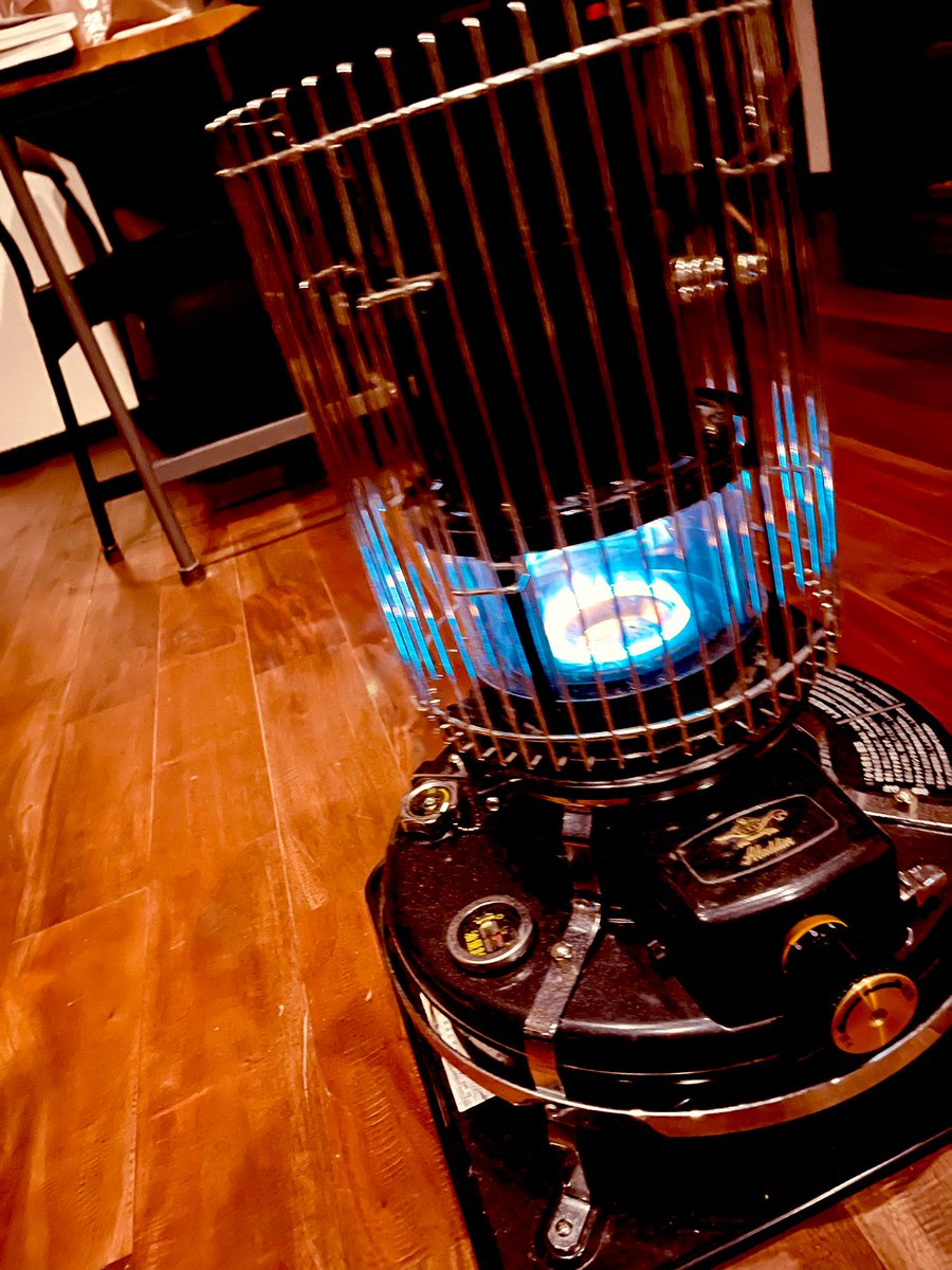 我が家の暖房さん。

見た目、暖かさ、匂い、その他どれをとっても最高なやつ。

今年もお世話になってまーす！

#aladdin 
#ブルーフレーム
#石油ストーブ