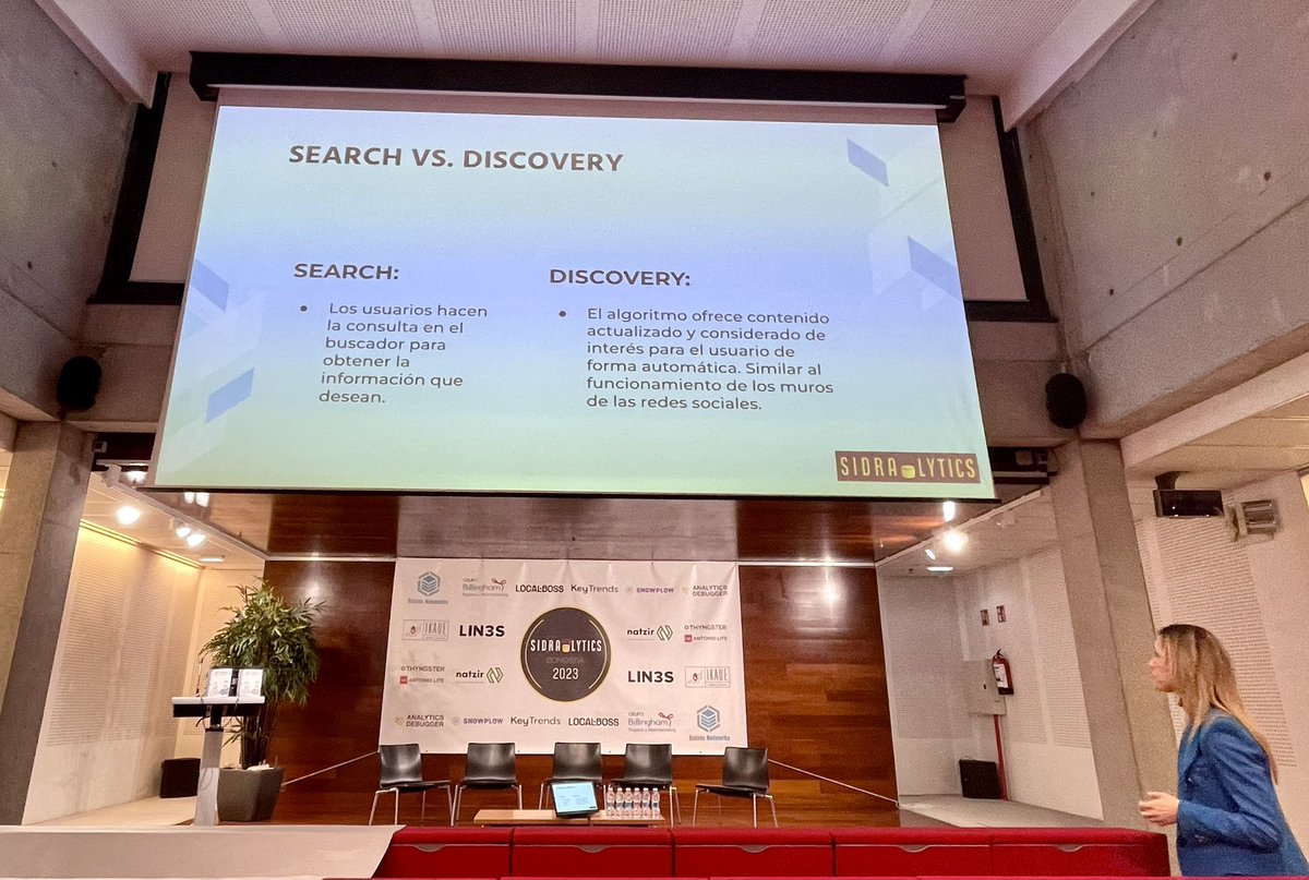 Atentos a los "13 factores para disparar tu tráfico" que nos explica <a href="/ClaraSoteras/">Clara Soteras</a>. #googlediscover #sidralytics #seo