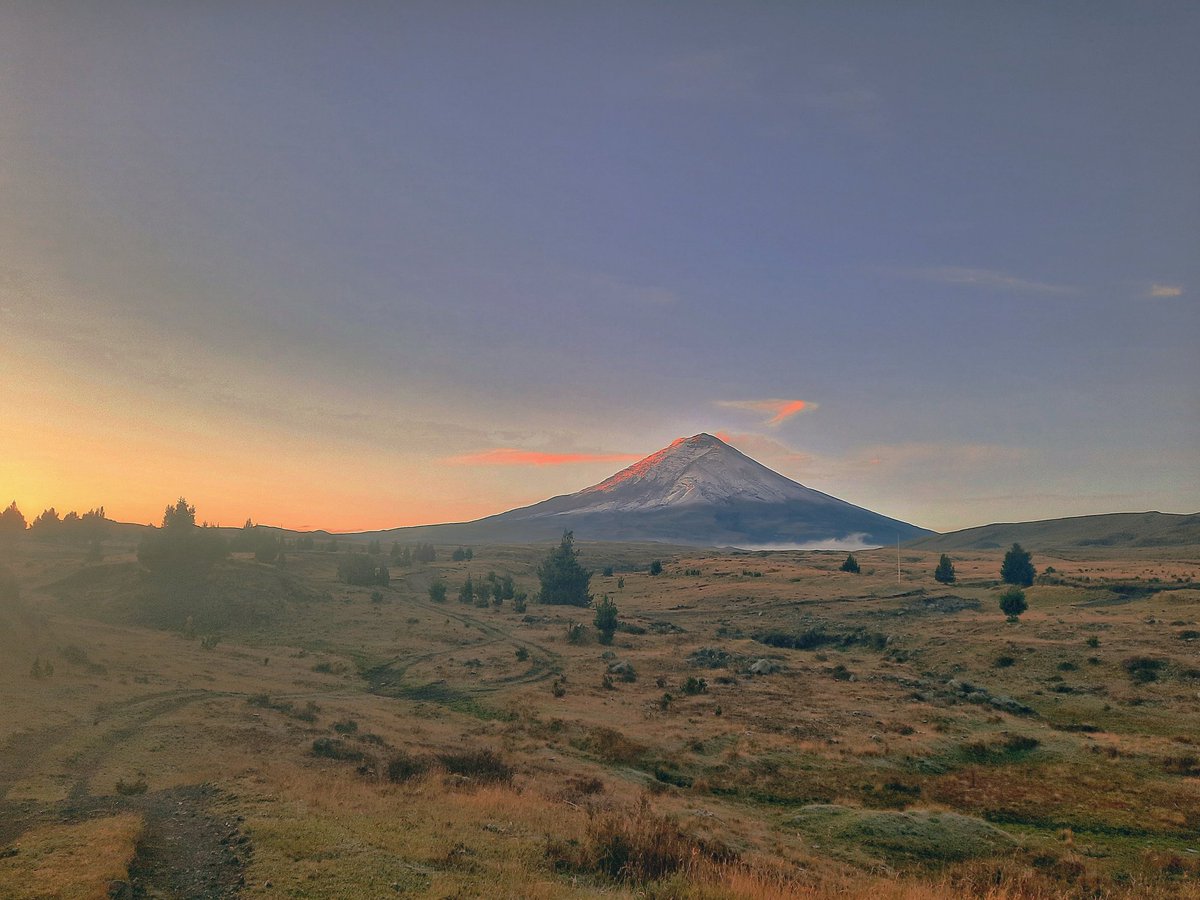 LuisDia04141689's tweet photo. Bellisimo amanecer @Cotopaxi 🌋 https://t.co/xmRtxVh6ak