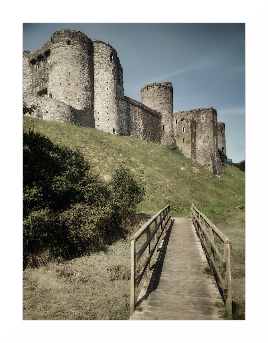 SteveHoltPhoto's tweet photo. 'Ramparts' - Kidwelly Castle, Carmarthenshire
@VisitWales @Discovercarms @KidwellyTownCC
#ThePhotoHour #StormHour #Wales #landscapephotography #KidwellyCastle https://t.co/easE4Nej0s