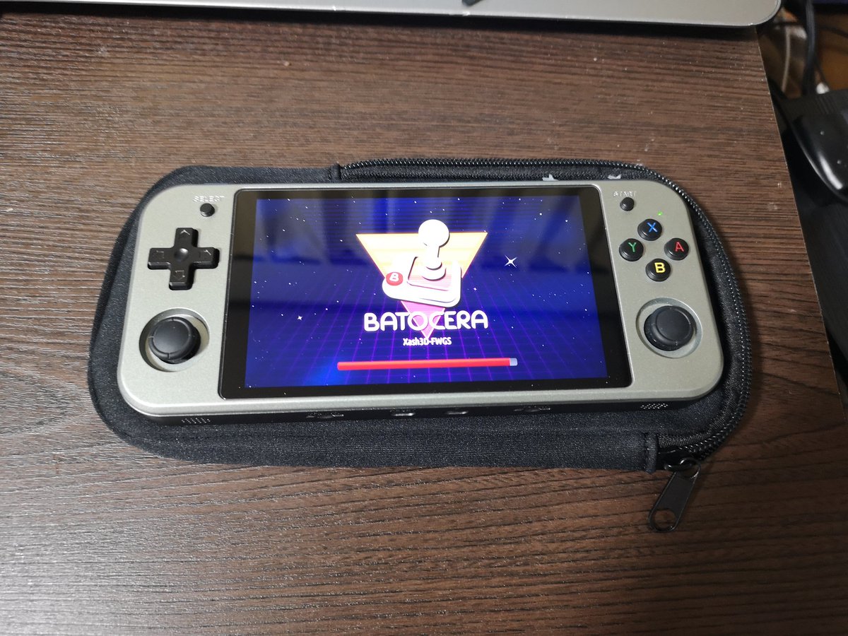 jkroom's tweet photo. 薄々感じてたがコレはSwitchとは違うわけで、ケースを探してたけどSwitchライト用のソフトケースがちょうど入ることが分かり、やはりスイッチではないかとちょっと思う。  #RG552  #batocera https://t.co/NX3sWUG1EW