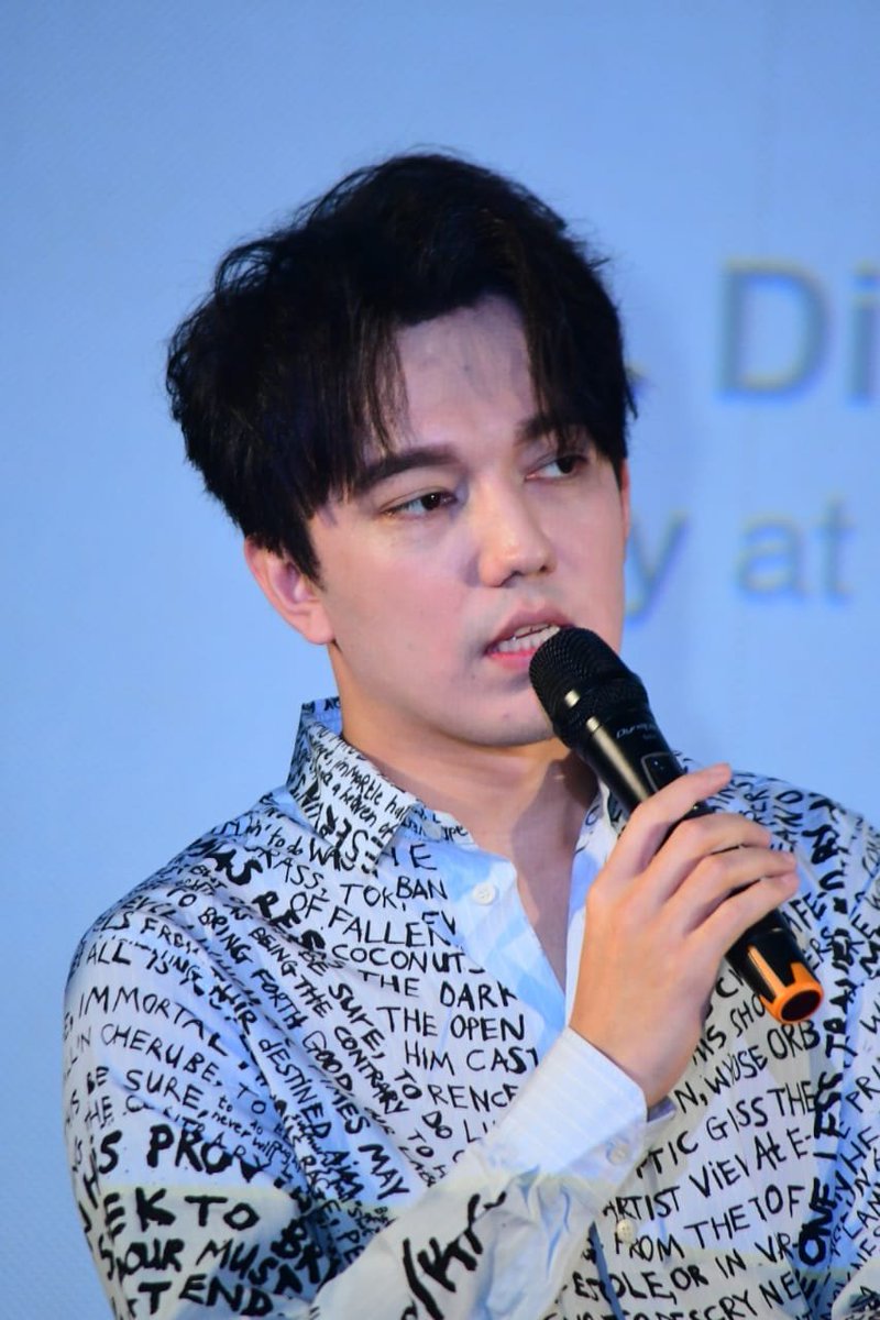 PIBMumbai's tweet image. Kazakh Singer-song writer Dimash Kudaibergen narrates his story on how he started and rose to fame at a candid chat at #SCOFilmFestival