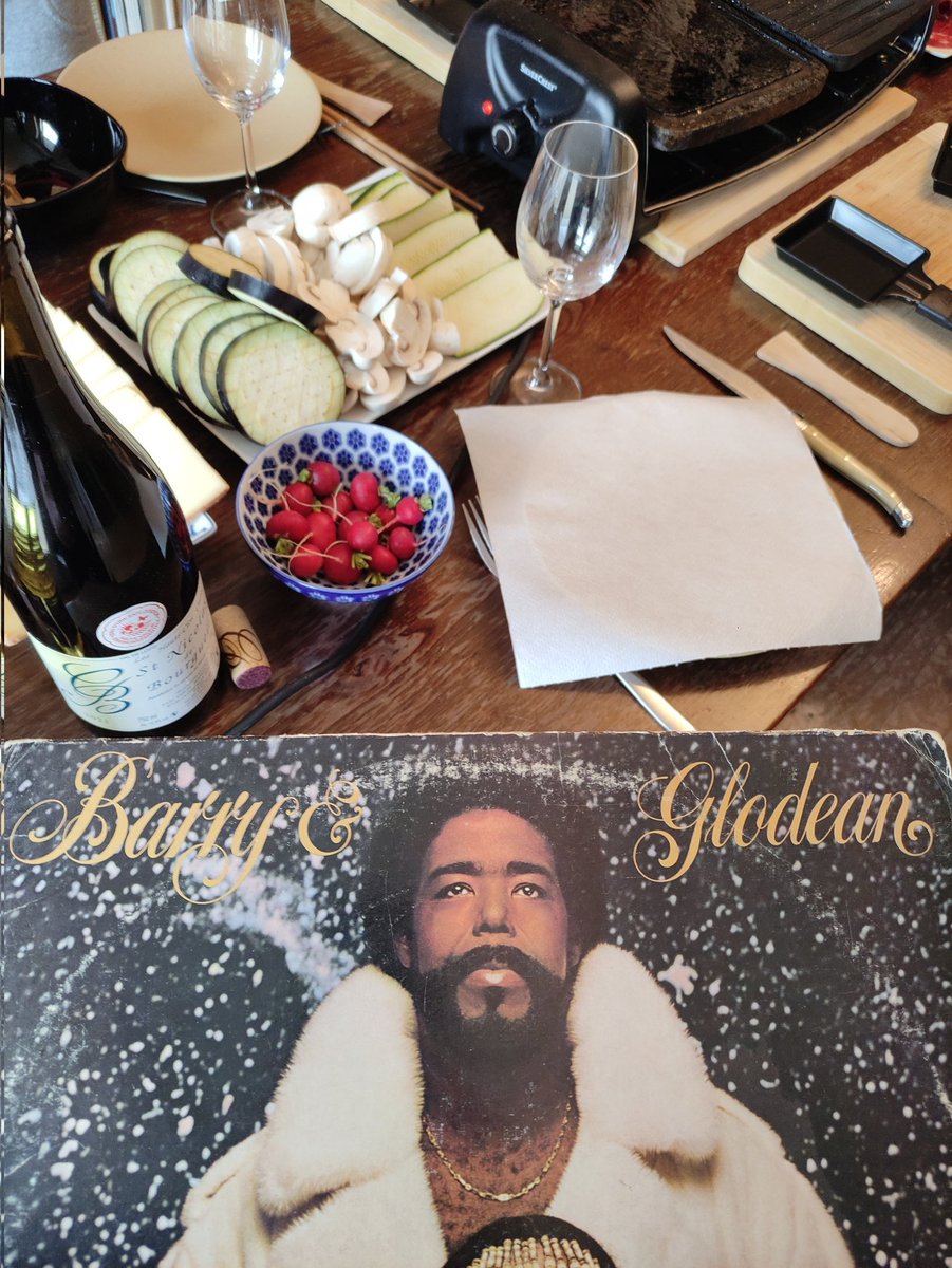 Du pinard, une raclette et de la moumoute, le bonheur quoi! 😉😋🍷🎶 Bon week-end à tous!