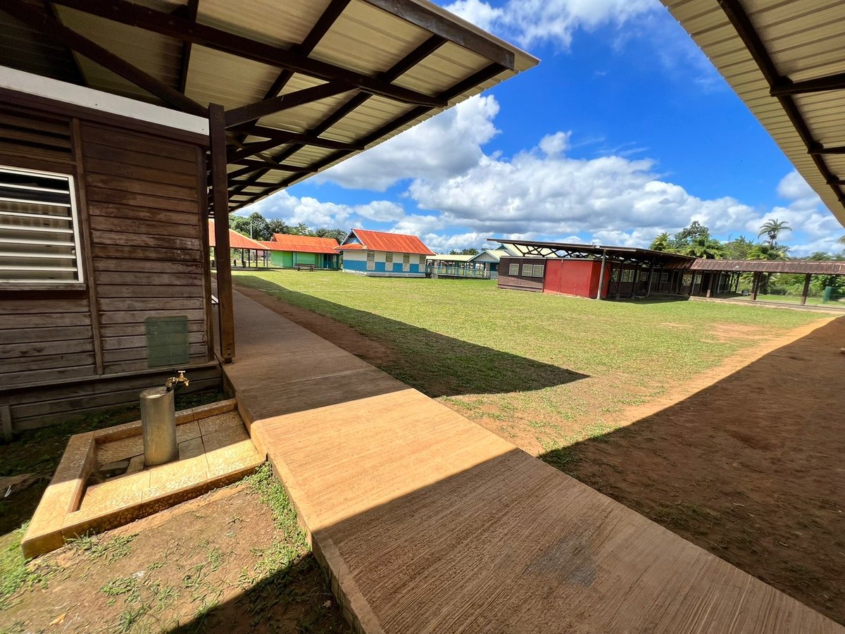 La matinée du 26 janvier s’est achevée avec la visite de l’école primaire Tolinga🏫Les élèves ayant regagné leurs domiciles, le Recteur a profité d’un moment privilégié avec l’équipe pédagogique. Dû au temps d'échange trop court, une nouvelle rencontre a été programmée pour mars.
