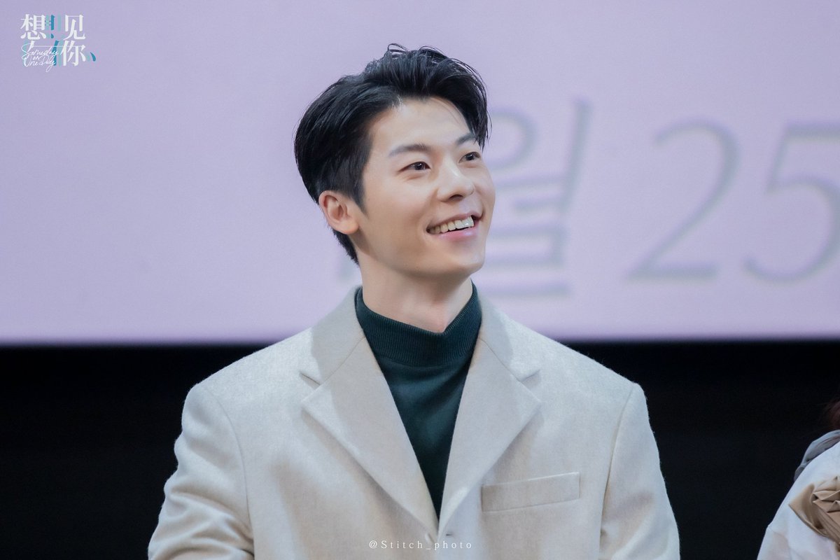 무대인사 
1일차vs2일차vs3일차
3일 다 완벽😘😘