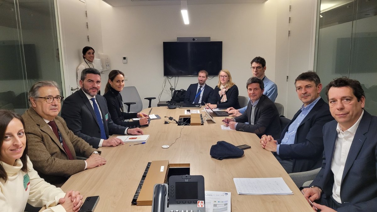 La Comunidad expone en Europa la relevancia de los aceites esenciales del limón y plantas aromáticas ante la futura normativa comunitaria. Y  pide una exención en la nueva norma sobre sustancias químicas
acortar.link/MGcmlt