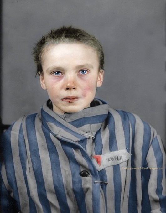 Elle s'appelait Czeslawa
Elle a été assassinée à #Auschwitz il y a 80 ans
Avant de la prendre en photo. Le photographe lui a demandé d'essuyer ses larmes et le sang sur sa lèvre inférieure
Je pense à elle tout le temps...
#Shoah #NeverForget